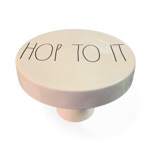 New Rae Dunn 9.5 HOP TO IT Pedestal Cake Stand Artisan Collection Magenta Easter